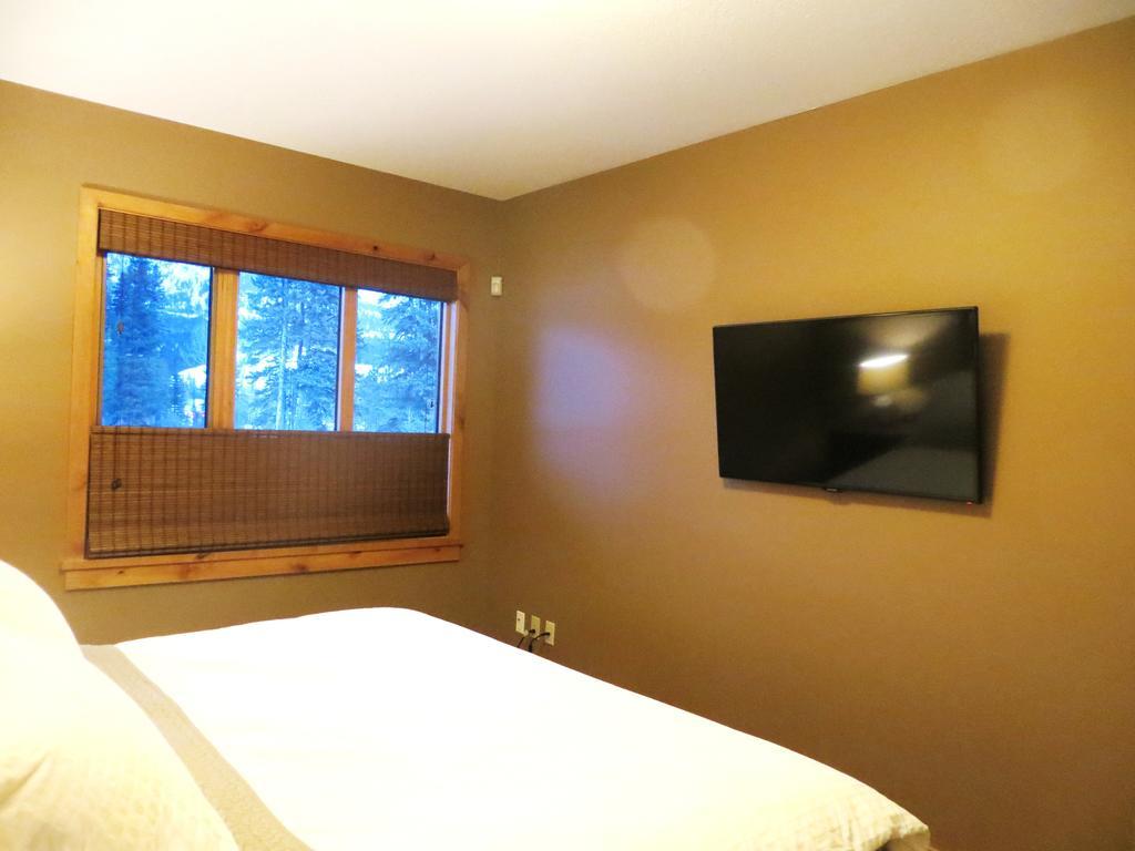 Luxury Canmore Vacations Room photo