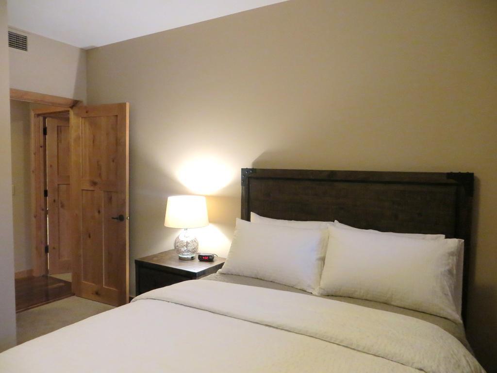 Luxury Canmore Vacations Room photo